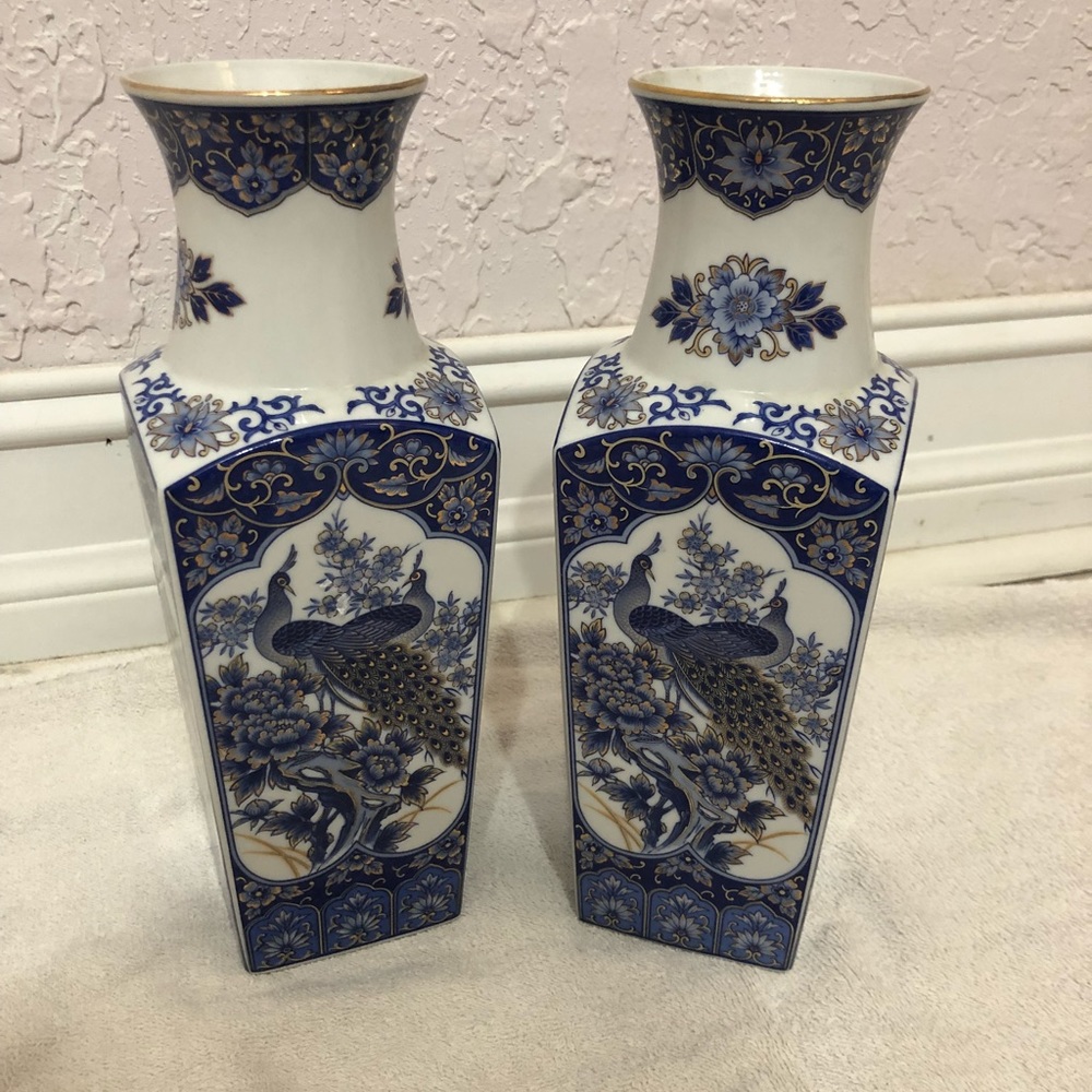 2 peacock vase white and blue